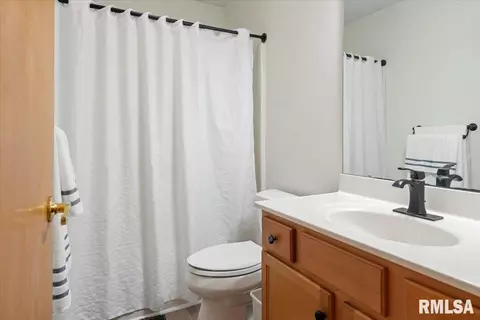 Bath - 6723 Phlox Dr, Springfield, IL 62712 photo 2 of 3