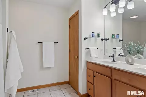 Bath - 6723 Phlox Dr, Springfield, IL 62712 photo 1 of 3