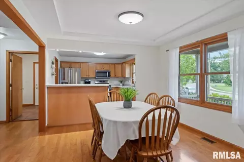 Dining - 6723 Phlox Dr, Springfield, IL 62712 photo 1 of 4