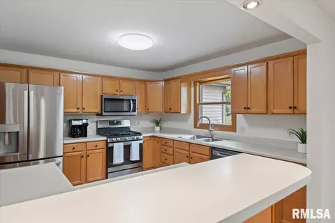 Kitchen - 6723 Phlox Dr, Springfield, IL 62712 photo 1 of 4