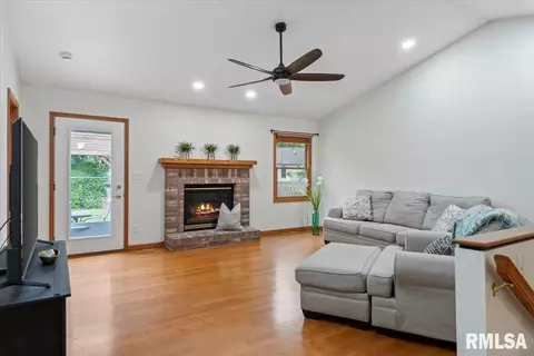 Living - 6723 Phlox Dr, Springfield, IL 62712 photo 1 of 2