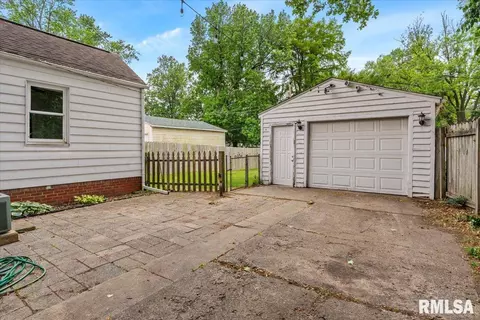 Exterior - 2639 S 8th St, Springfield, IL 62703 photo 2 of 5