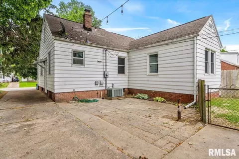 Exterior - 2639 S 8th St, Springfield, IL 62703 photo 3 of 5
