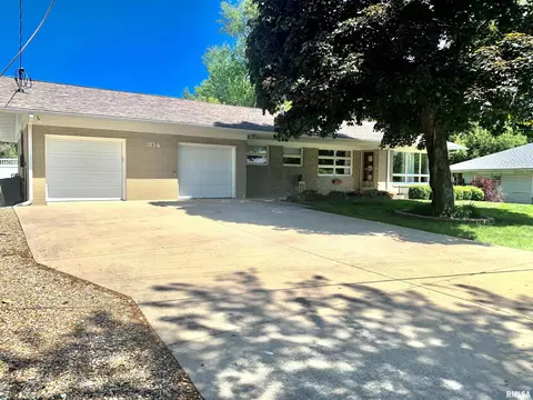 304 Dewey Dr, Jacksonville, IL 62650