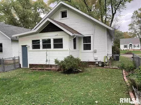 Exterior - 2413 S Lowell St, Springfield, IL 62704 photo 2 of 2