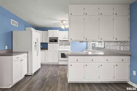 Kitchen - 36 Bob O Link Dr, Springfield, IL 62702 photo 2 of 3