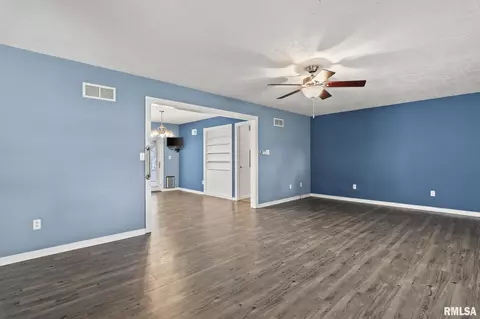 Living - 36 Bob O Link Dr, Springfield, IL 62702 photo 1 of 3