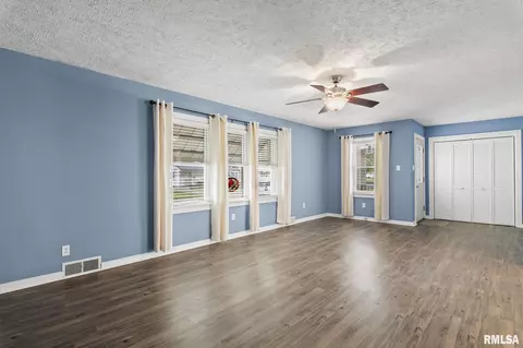 Living - 36 Bob O Link Dr, Springfield, IL 62702 photo 2 of 3