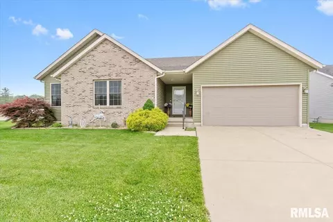 1103 Dina Dr, Riverton, IL 62561