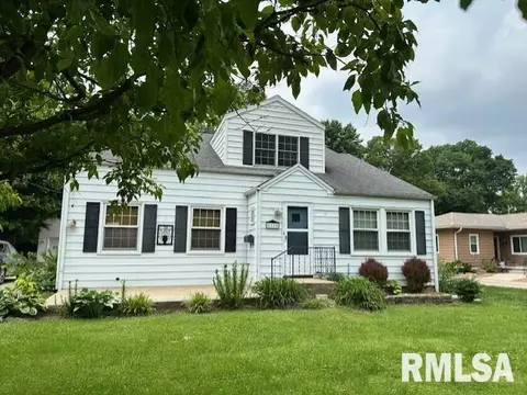 11 Jones Pl, Jacksonville, IL 62650