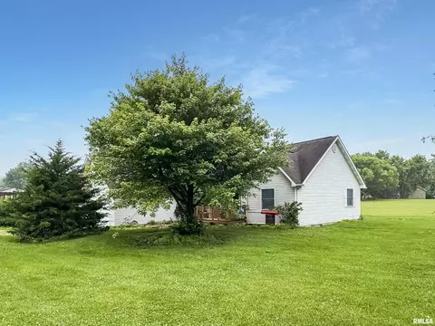 445 N Walnut St, Versailles, IL 62378