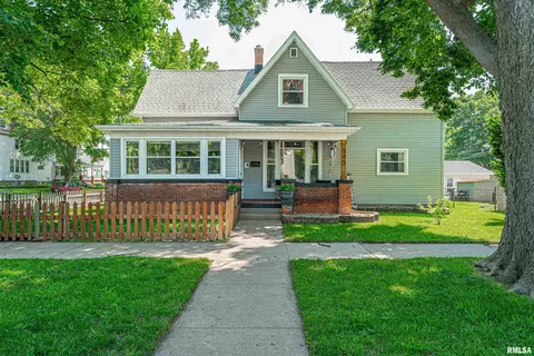 302 S Center St, Clinton, IL 61727