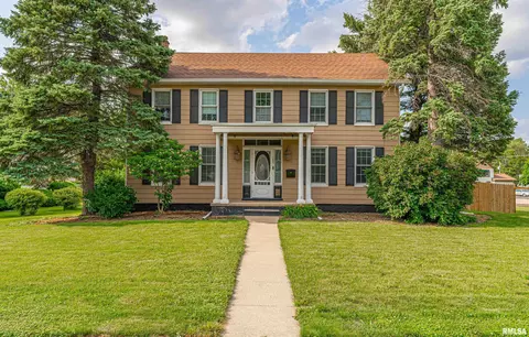 107 W 3rd St, El Paso, IL 61738
