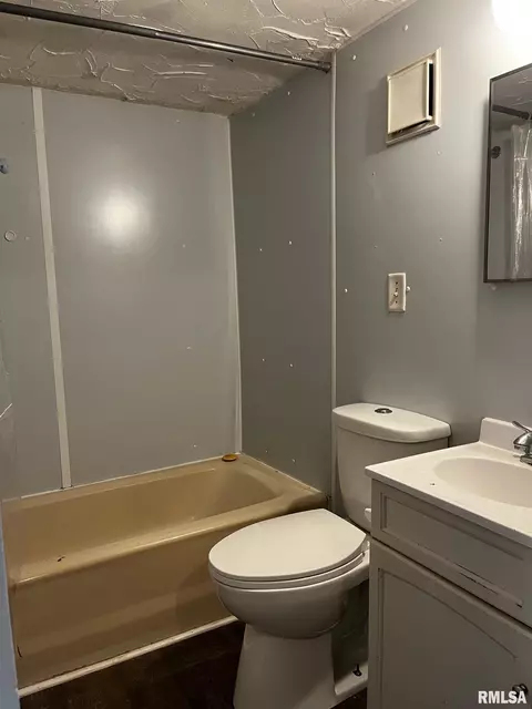 Bath - 3208 Elm St, Springfield, IL 62702 photo 2 of 3
