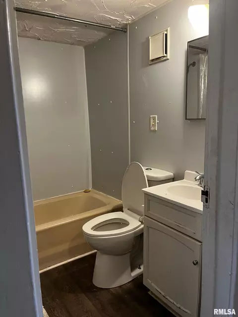 Bath - 3208 Elm St, Springfield, IL 62702 photo 1 of 3