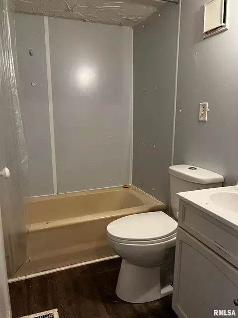 Bath - 3208 Elm St, Springfield, IL 62702 photo 3 of 3