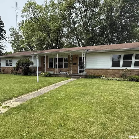 135 Half Moon St, Lincoln, IL 62656