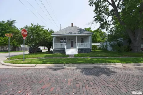 931 W Vandeveer St, Taylorville, IL 62568
