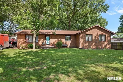 830 N 6th St, Riverton, IL 62561