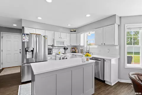 Kitchen - 418 Mackenzie Pl, Germantown Hills, IL 61548 photo 2 of 4