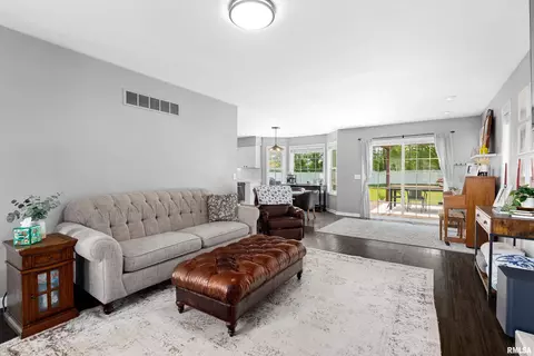 Living - 418 Mackenzie Pl, Germantown Hills, IL 61548 photo 2 of 4