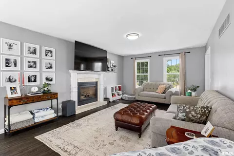Living - 418 Mackenzie Pl, Germantown Hills, IL 61548 photo 4 of 4