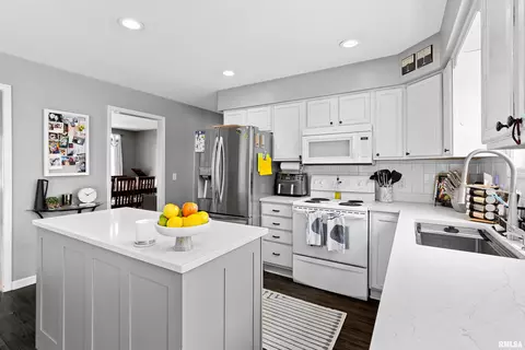 Kitchen - 418 Mackenzie Pl, Germantown Hills, IL 61548 photo 3 of 4