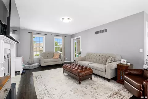 Living - 418 Mackenzie Pl, Germantown Hills, IL 61548 photo 3 of 4