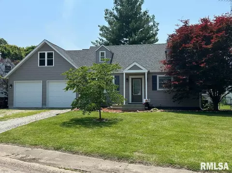 714 W Elm St, Taylorville, IL 62568
