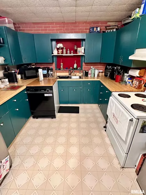 Kitchen - 439 W Vine St, Springfield, IL 62704 photo 1 of 1