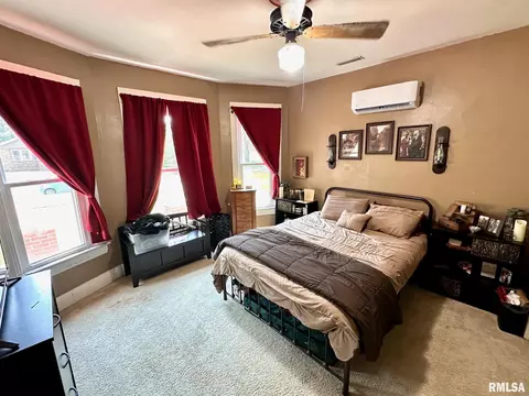 Bedroom - 439 W Vine St, Springfield, IL 62704 photo 2 of 4