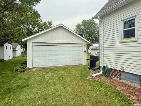 305 N Harshbarger St, Abingdon, IL 61410 photo 3