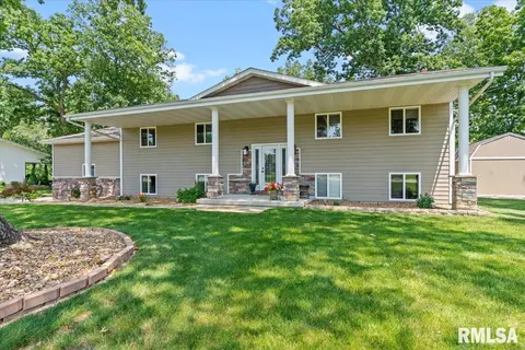 6 Lakeview Rd, Taylorville, IL 62568