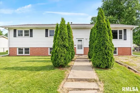 403 E Adams St, Auburn, IL 62615