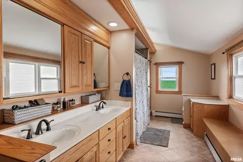 Bath - 1154 Dickerman Rd, Franklin, IL 62638 photo 3 of 5