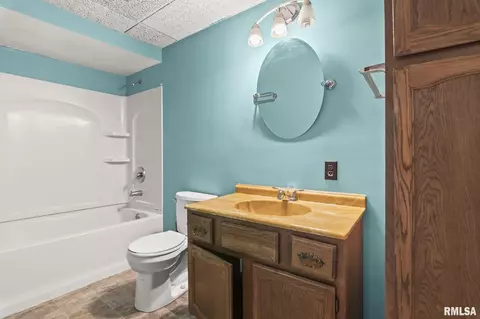 Bath - 2136 N 6th St, Springfield, IL 62702 photo 1 of 3
