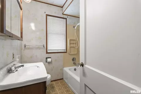 Bath - 2136 N 6th St, Springfield, IL 62702 photo 2 of 3