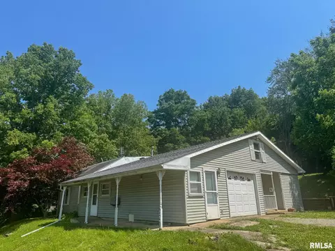 220 E Adams St, Petersburg, IL 62675