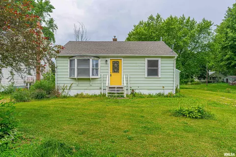202 N Peoria St, New Holland, IL 62671