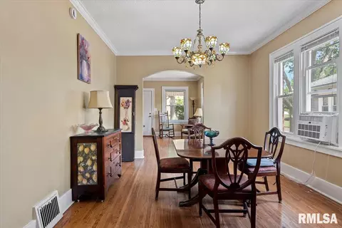 Dining - 2141 S 4th St, Springfield, IL 62703 photo 3 of 6