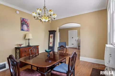 Dining - 2141 S 4th St, Springfield, IL 62703 photo 4 of 6