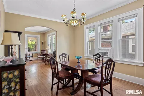 Dining - 2141 S 4th St, Springfield, IL 62703 photo 2 of 6