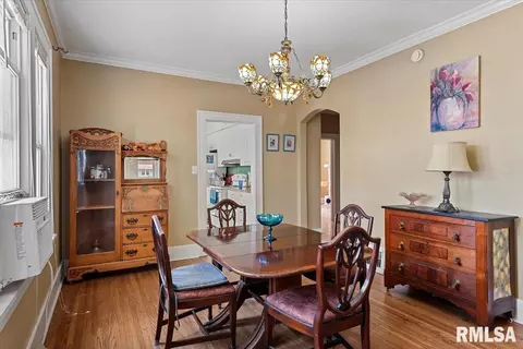 Dining - 2141 S 4th St, Springfield, IL 62703 photo 5 of 6