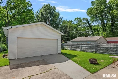 Exterior - 2141 S 4th St, Springfield, IL 62703 photo 4 of 9