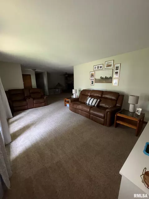 Living - 27 Apache Dr, Springfield, IL 62711 photo 3 of 5