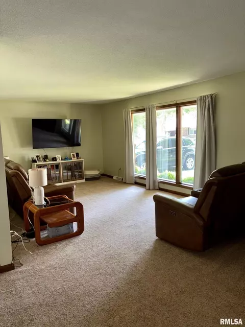 Living - 27 Apache Dr, Springfield, IL 62711 photo 1 of 5