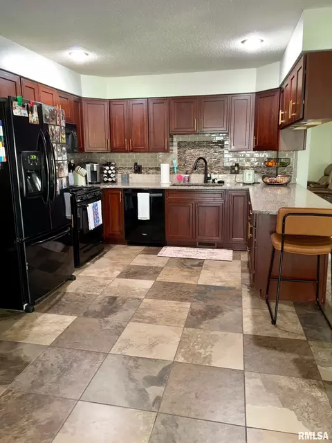 Kitchen - 27 Apache Dr, Springfield, IL 62711 photo 1 of 2