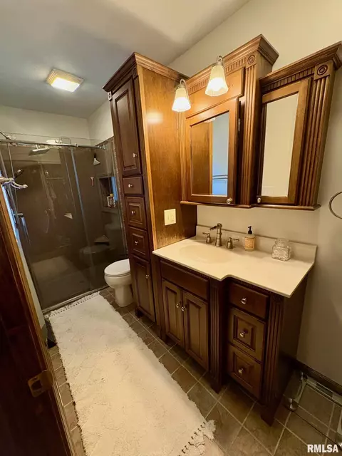 Bath - 27 Apache Dr, Springfield, IL 62711 photo 2 of 2