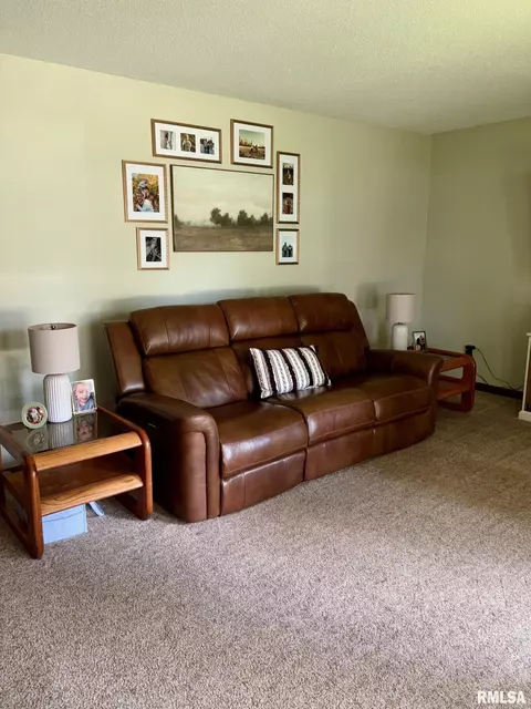 Living - 27 Apache Dr, Springfield, IL 62711 photo 2 of 5
