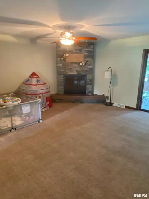 Living - 27 Apache Dr, Springfield, IL 62711 photo 4 of 5